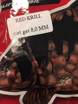 Red krill pellet met gaatje